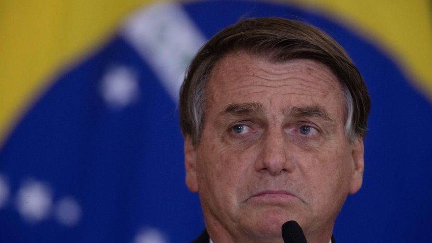 Bolsonaro dice que llora solo en el baño, a escondidas de su esposa