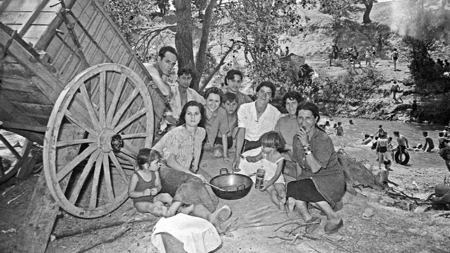 1952. Una familia posa junto a su carro y con el río de fondo.
ARCM.