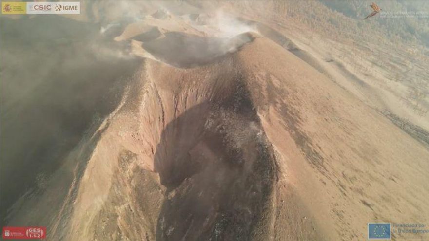 El cono principal, "al desnudo": un dron explora al detalle el nuevo volcán de La Palma