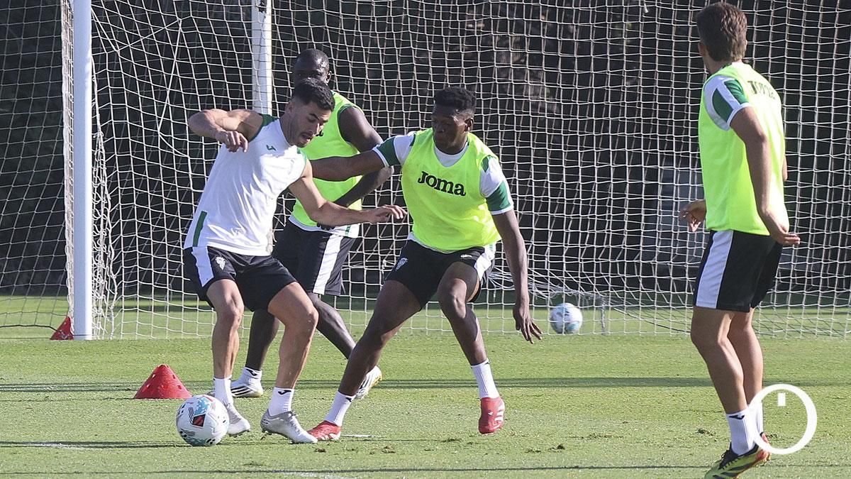 Jacobo González controla el balón