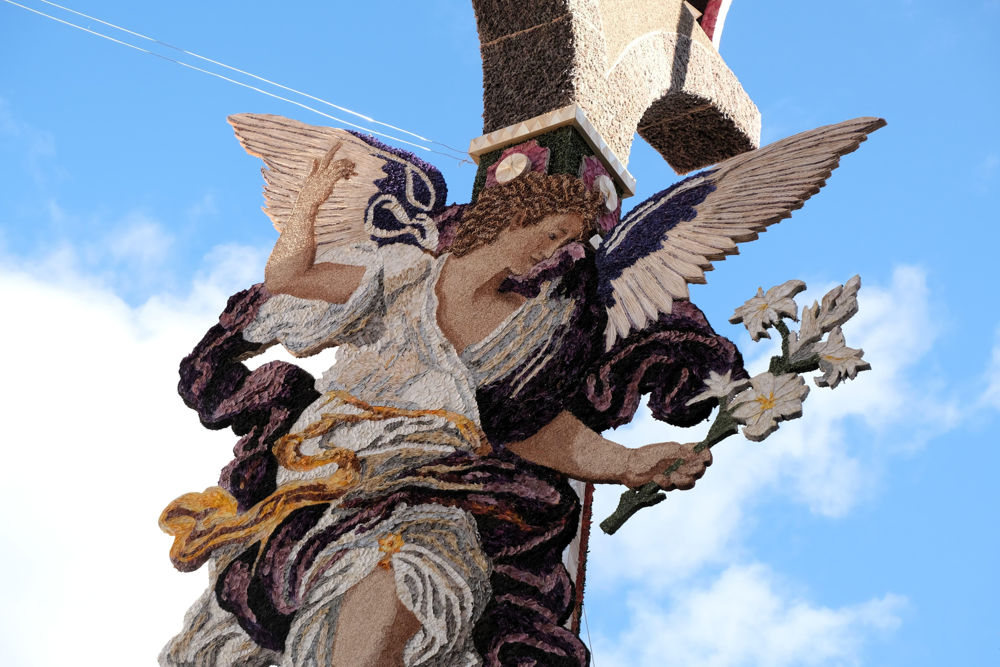 Coloridos arcos y alfombras engalanan este jueves el casco urbano del municipio. ALEJANDRA ACOSTA