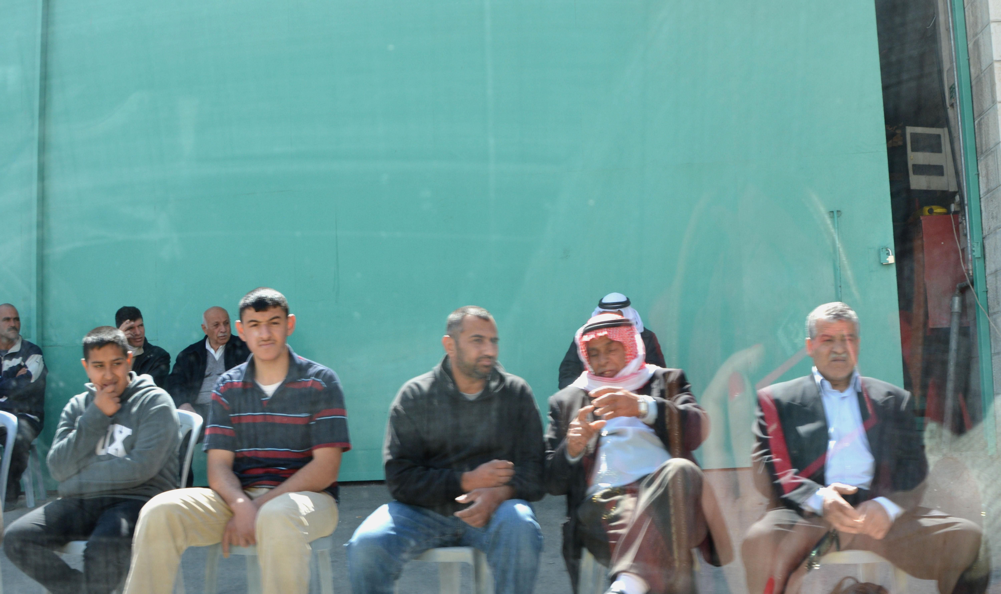 A falta de paseo marítimo, los habitantes de Belén se sientan frente a la carretera para ver pasar los coches. Palestina / SNM