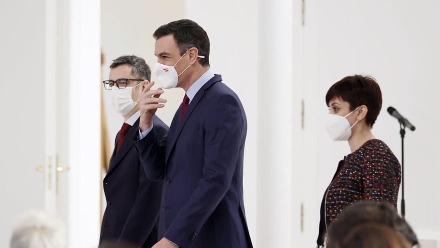 (I-D) El ministro de la Presidencia, Relaciones con las Cortes y Memoria Democrática, Félix Bolaños; el presidente del Gobierno, Pedro Sánchez; y la ministra Portavoz, Isabel Rodríguez, a su llegada para presentar el informe de rendición de cuentas del Gobierno de España correspondiente a 2021, ‘Cumpliendo’, en La Moncloa, a 29 de diciembre de 2021, en Madrid, (España). Con este documento se pone a disposición de la ciudadanía los compromisos adquiridos por el Gobierno; su grado de cumplimento hasta el momento; y la previsión de ejecución en los próximos meses.
