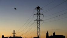 La CNMC propone recortar un 7% la retribución a la distribución eléctrica y un 17,8% la de gas