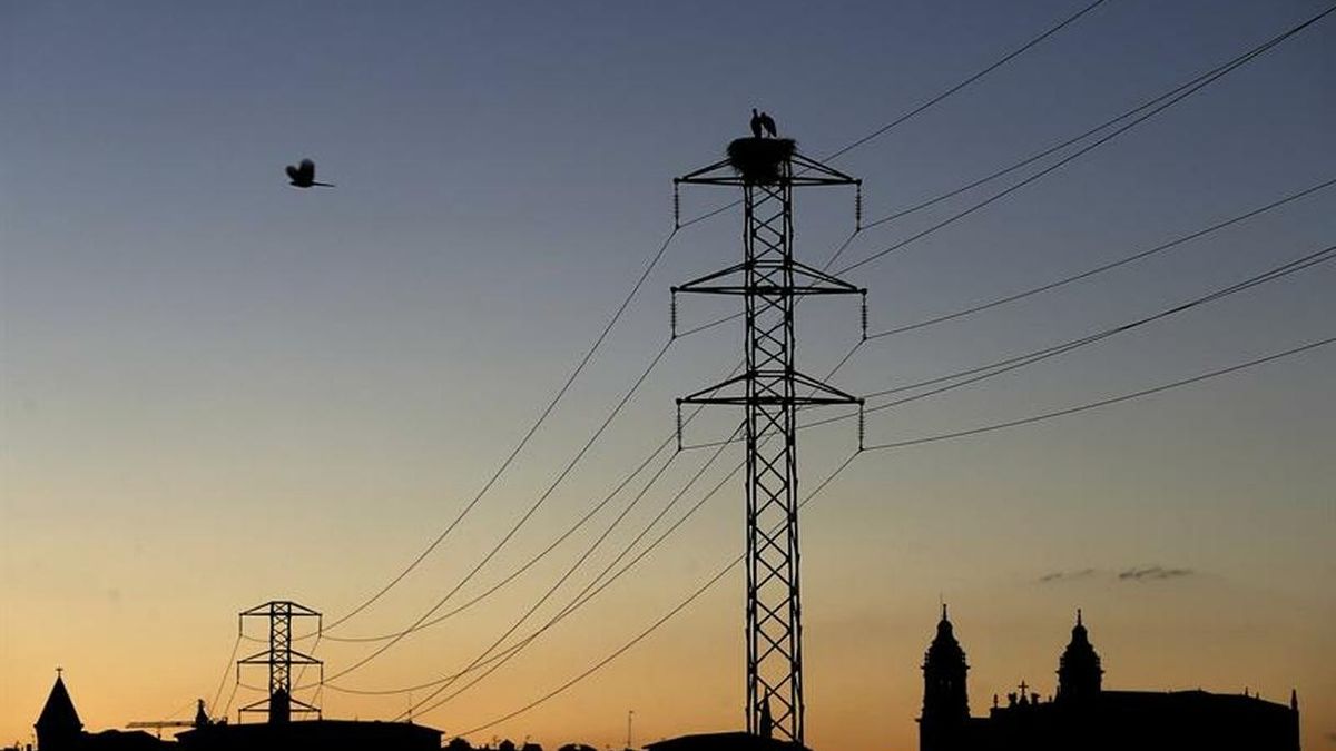 La CNMC propone recortar un 7% la retribución a la distribución eléctrica y un 17,8% la de gas