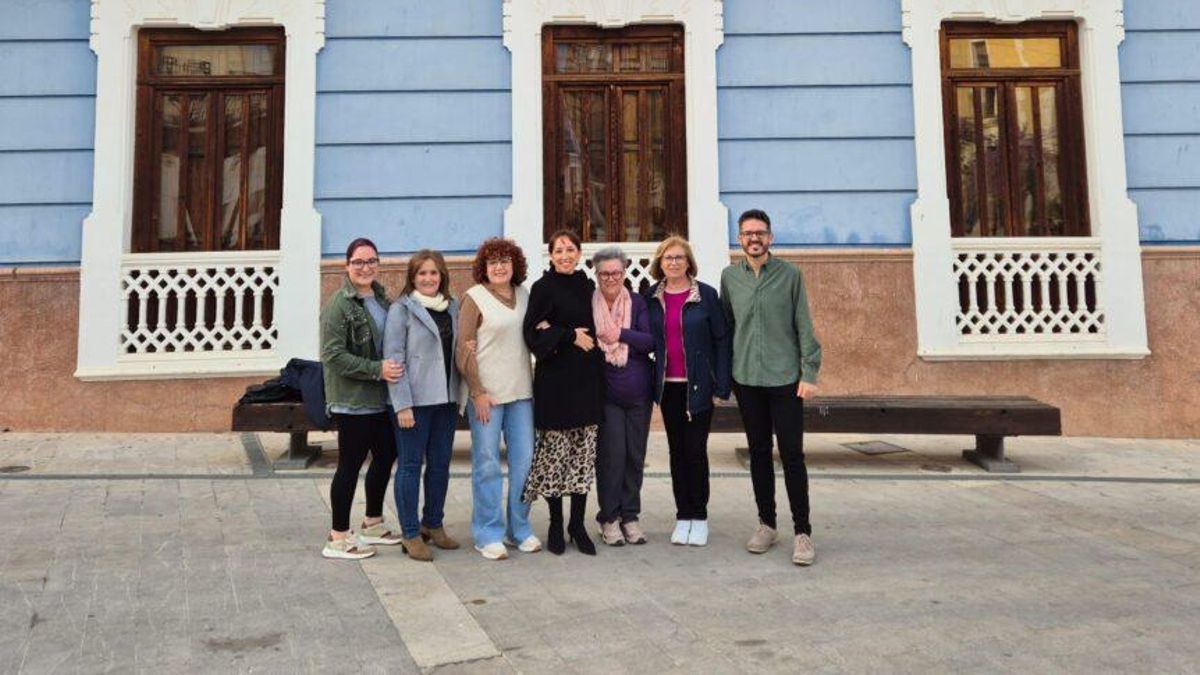La alcaldesa y concejales posan junto con las mujeres que han elaborado las balconeras