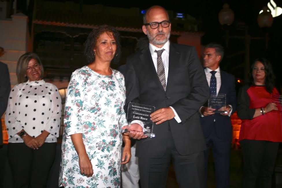 Mercedes Sanz entrega el galardón al periodista Luis Roca. (ALEJANDRO RAMOS)
