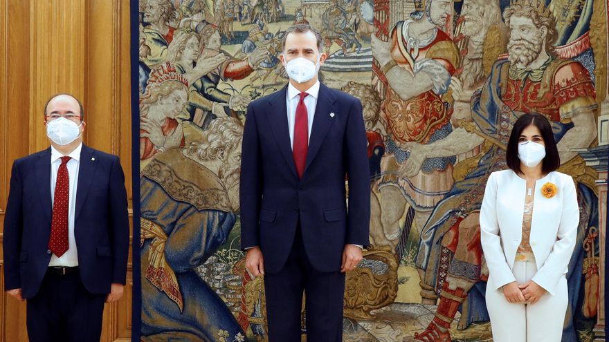 El rey FelipeVI (c) posa junto a los nuevos ministros de Sanidad, Carolina Darias, y de Política Territorial y Función Pública, Miquel Iceta, durante su ceremonia de toma de posesión este miércoles en el Palacio de La Zarzuela.