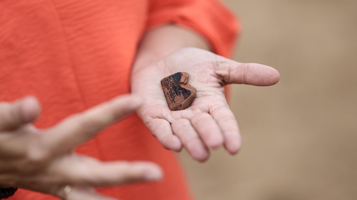 Uno de los fragmentos de cerámicas griegas de barniz negro datados a finales del siglo V a. C., encontrados en la necrópolis tartésica de Medellín