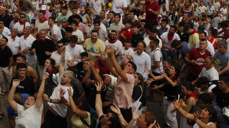 Panes y quesos vuelan desde la ermita de Quel para cumplir con una tradición de más de 500 años