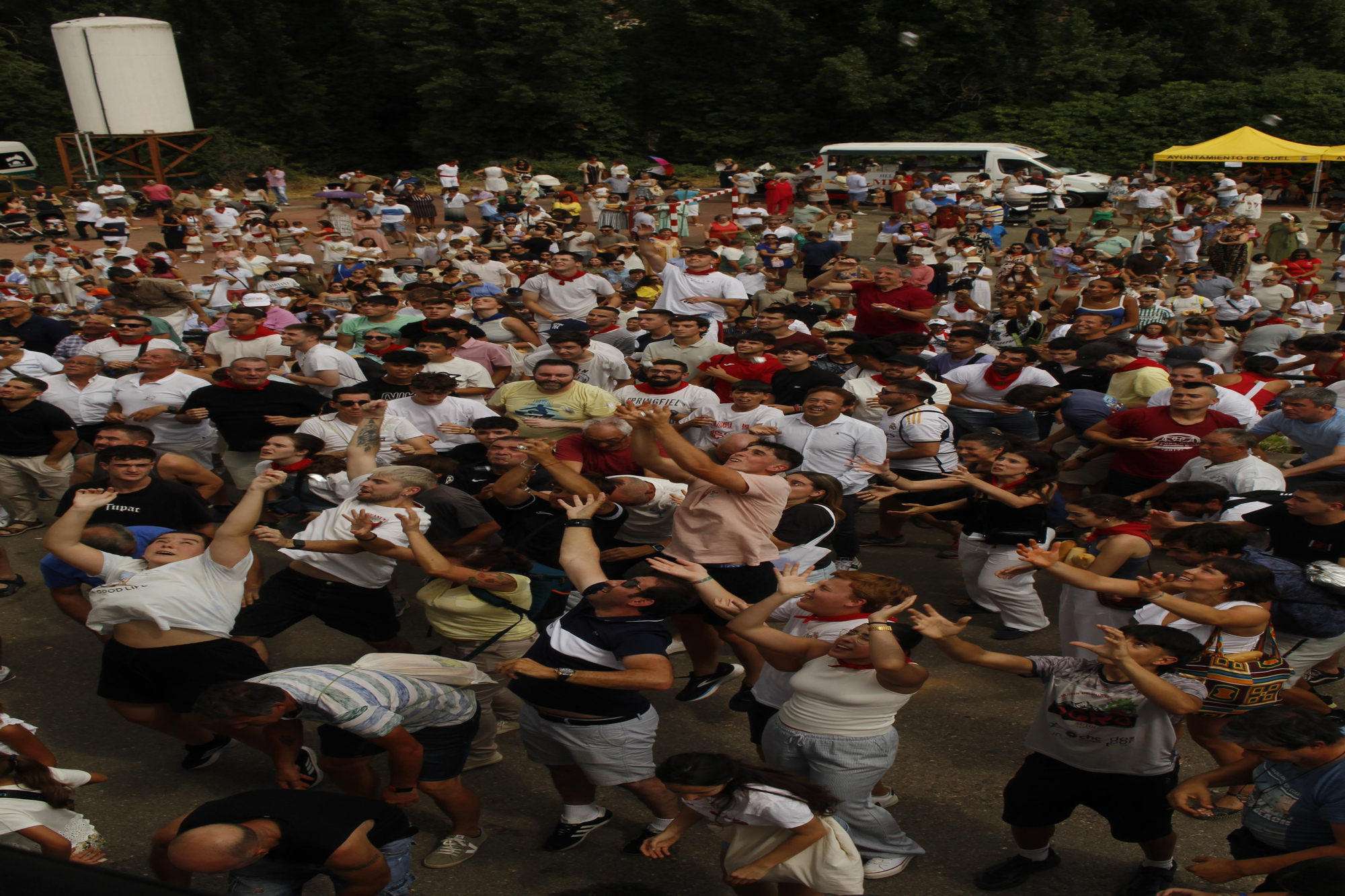 Los panes y los quesos vuelan desde la ermita de Quel para cumplir con una tradición de más de 500 años