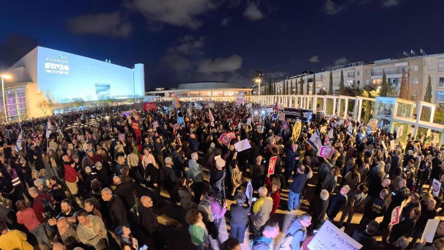 Vista de la manifestación este sábado 11 de abril de 2026 en la plaza de Habima de Tel Aviv