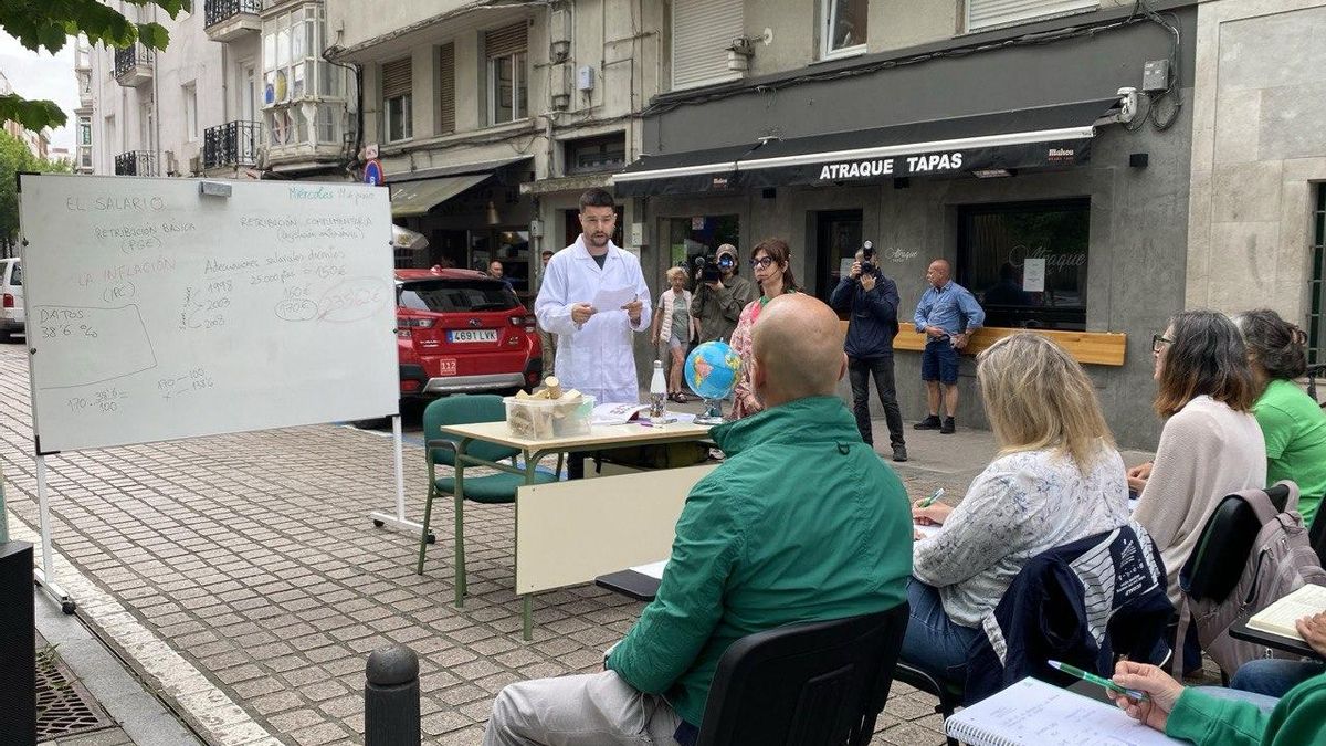 Simulación de una clase frente a la sede del Gobierno de Cantabria por parte de los sindicatos docentes.