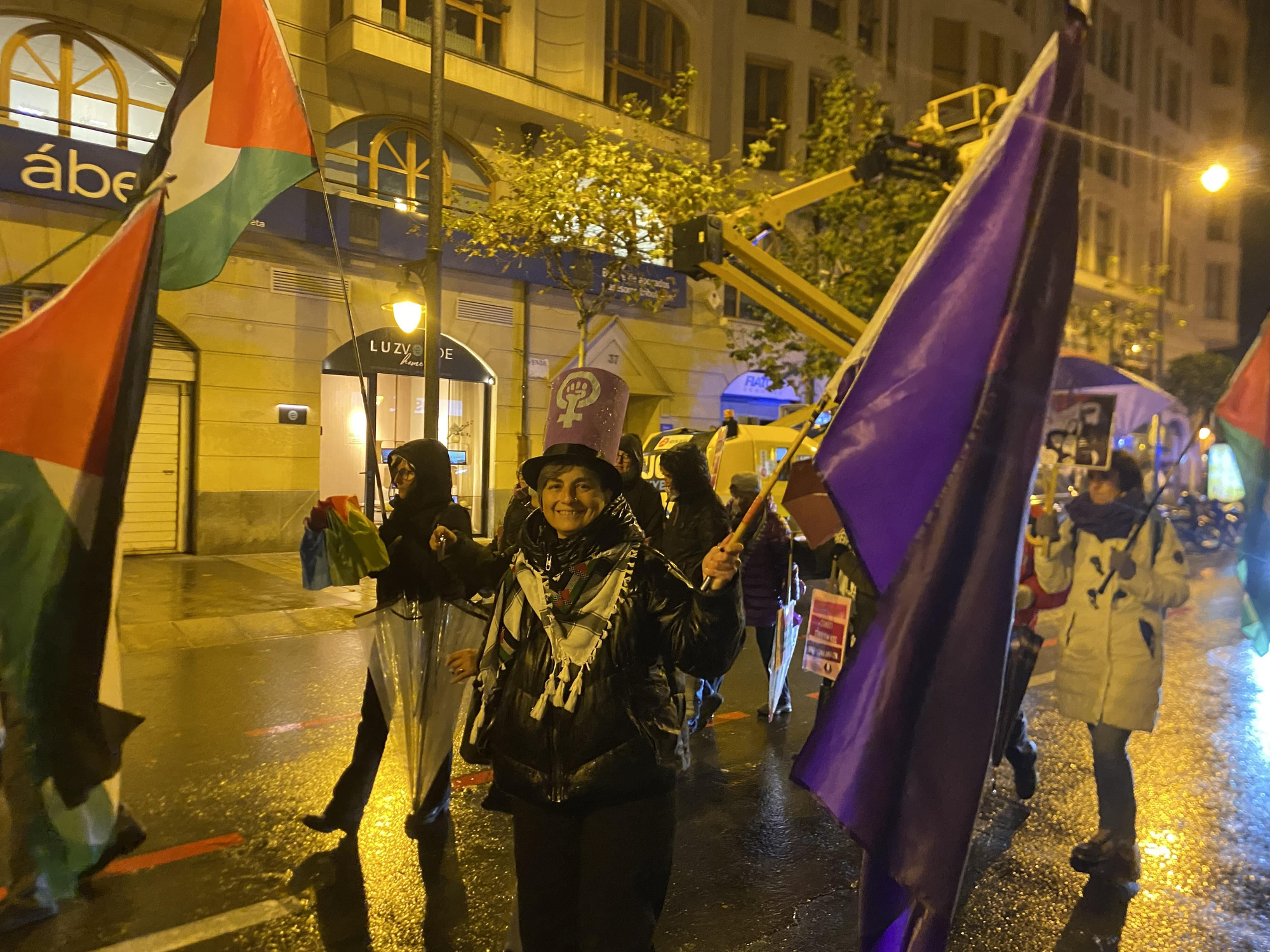 La lluvia no calla el grito feminista contra la violencia de género en Logroño