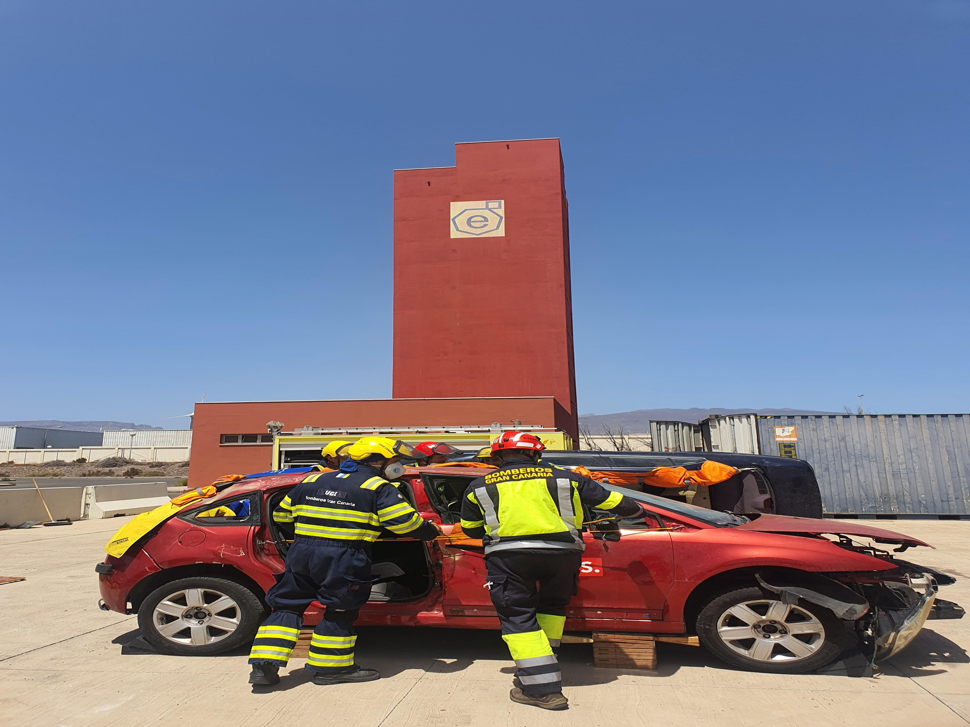 Los bomberos del Consorcio de Gran Canaria durante un entrenamiento de rescate.