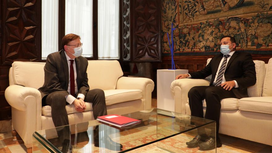 El presidente del Gobierno valenciano, Ximo Puig, con el presidente del Valencia CF, Anil Murthy.
