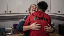 Valle, la cocinera del centro a la que todos llaman "la gobernanta", abraza a uno de los menores.