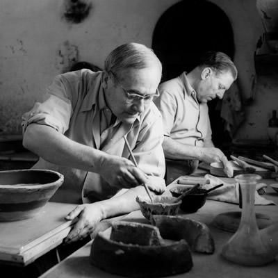 Joan Miró, junto al ceramista Llorens Artigas, en 1954