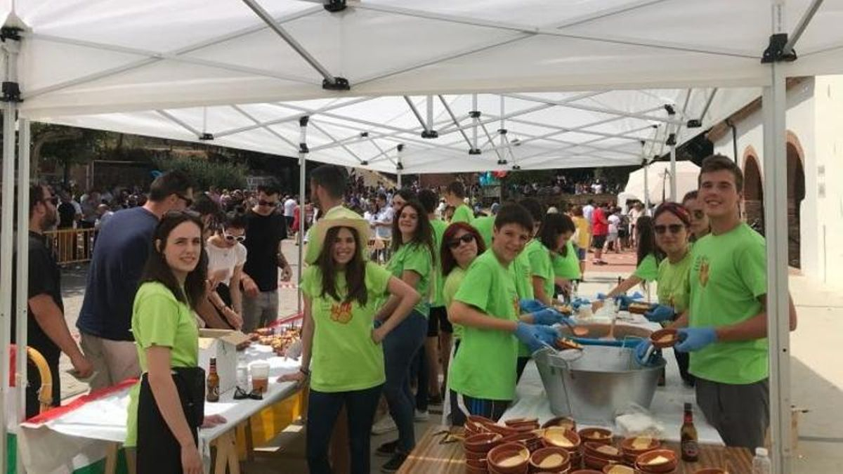 Treinta años preparando las patatas bravas que se han convertido en seña de identidad de Villar de Torre