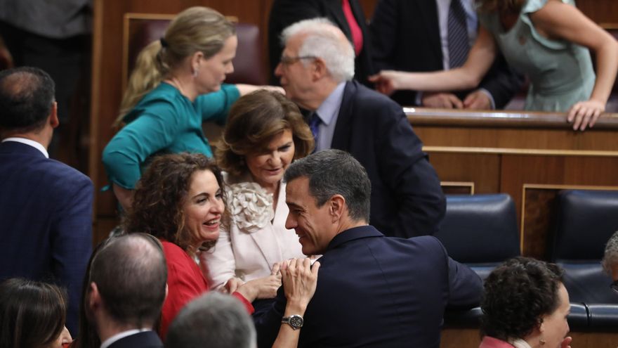 María Jesús Montero, Carmen Calvo y Pedro Sánchez durante el segundo día del debate de investidura.
