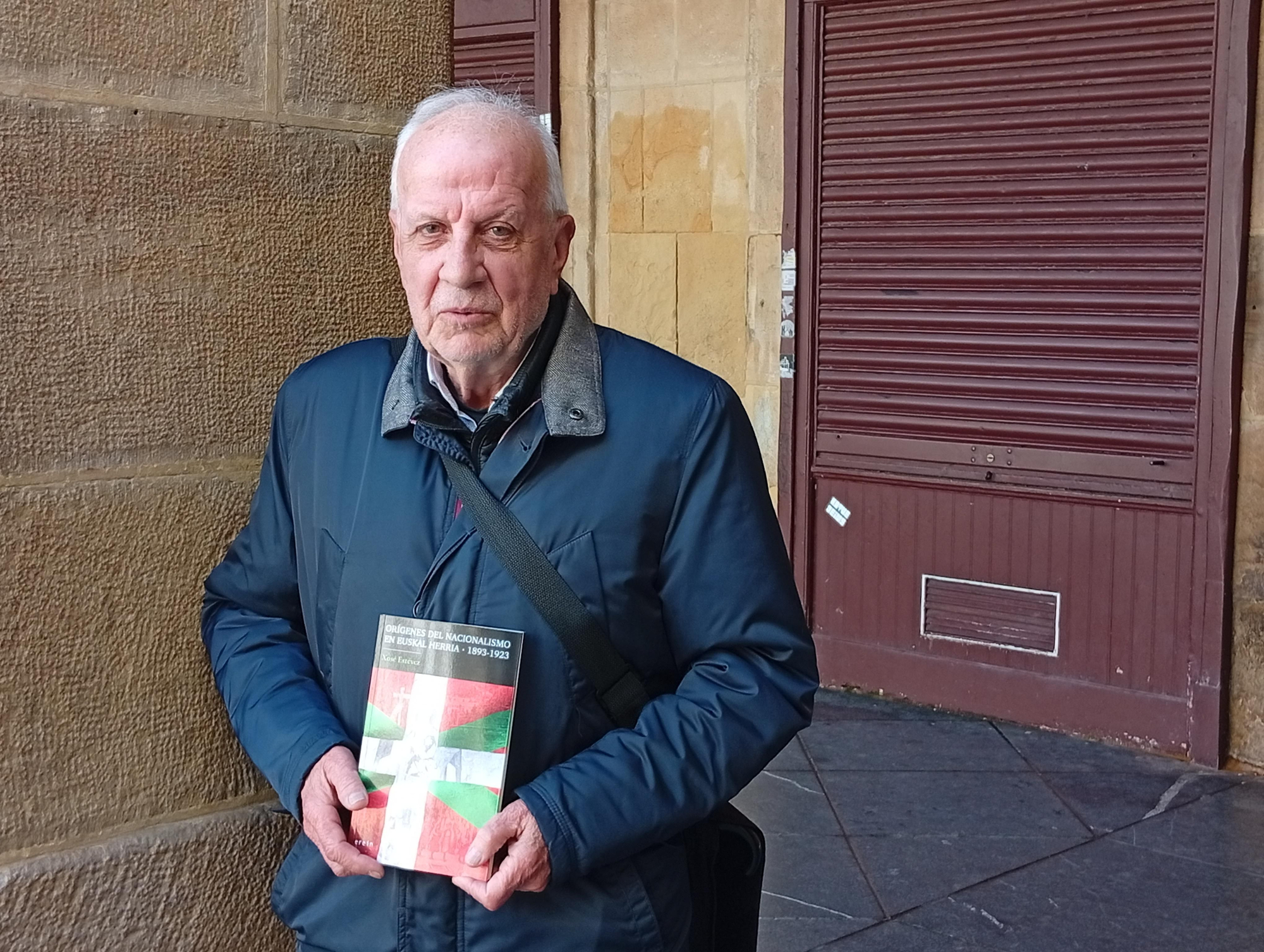 El autor, Xosé Estévez, con el libro Orígenes del nacionalismo vasco en Euskal Herria (1893 1923)