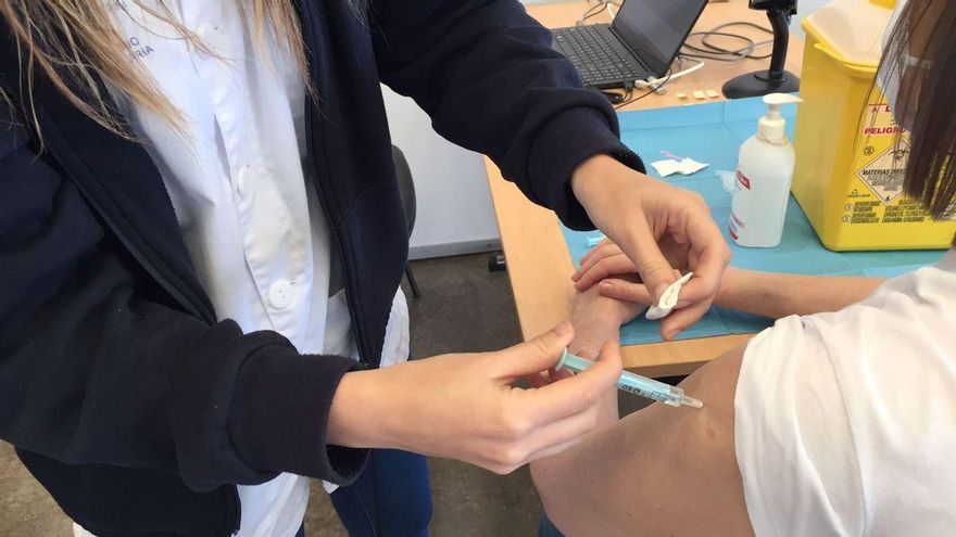 El Gobierno de Canarias retoma la recomendación de vacunarse contra la COVID ante el "empeoramiento" de las cifras