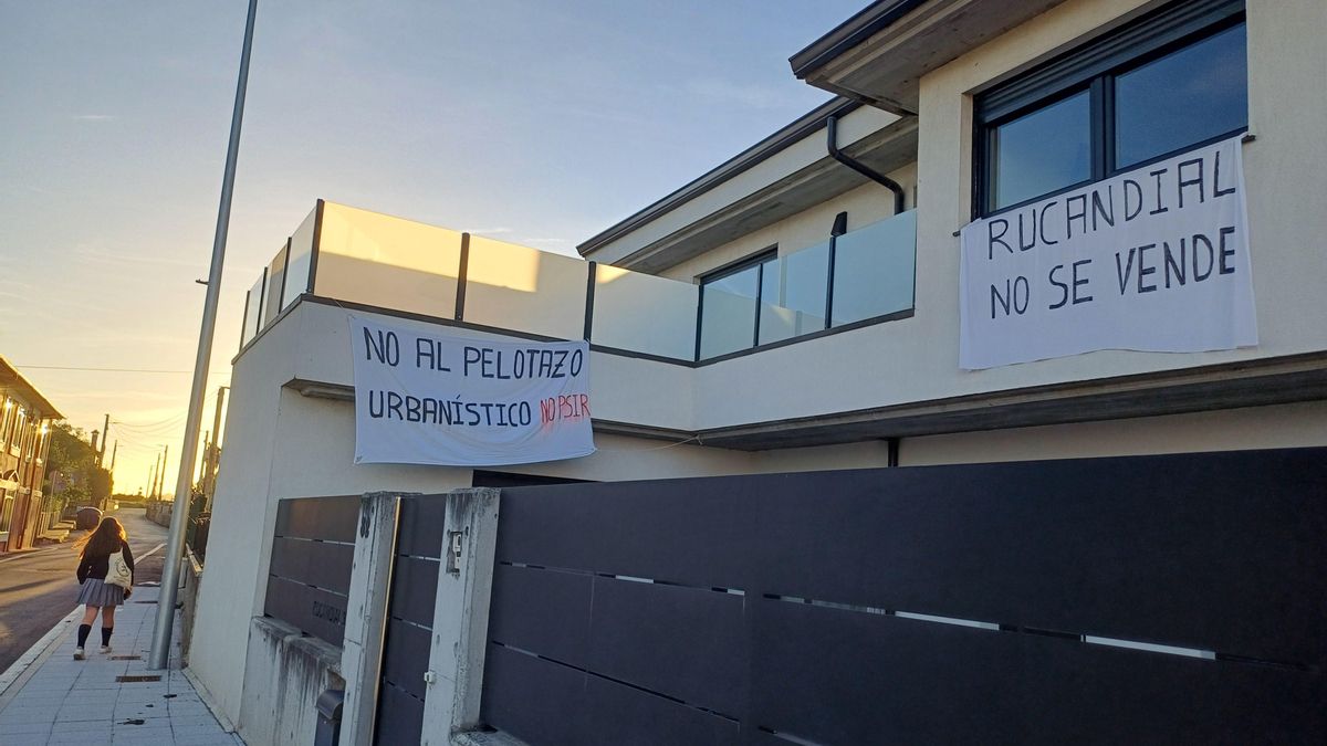 Una de las casas que se pretenden expropiar con pancartas reivindicativas.