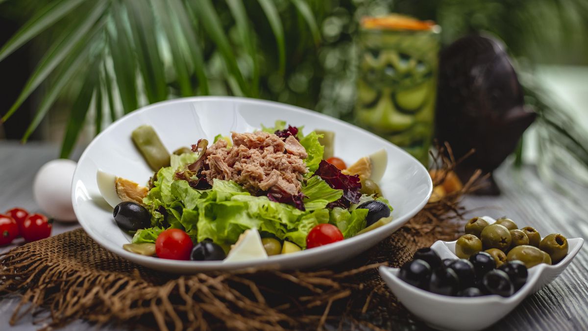 Ensalada de atún con tomates cherry y aceitunas