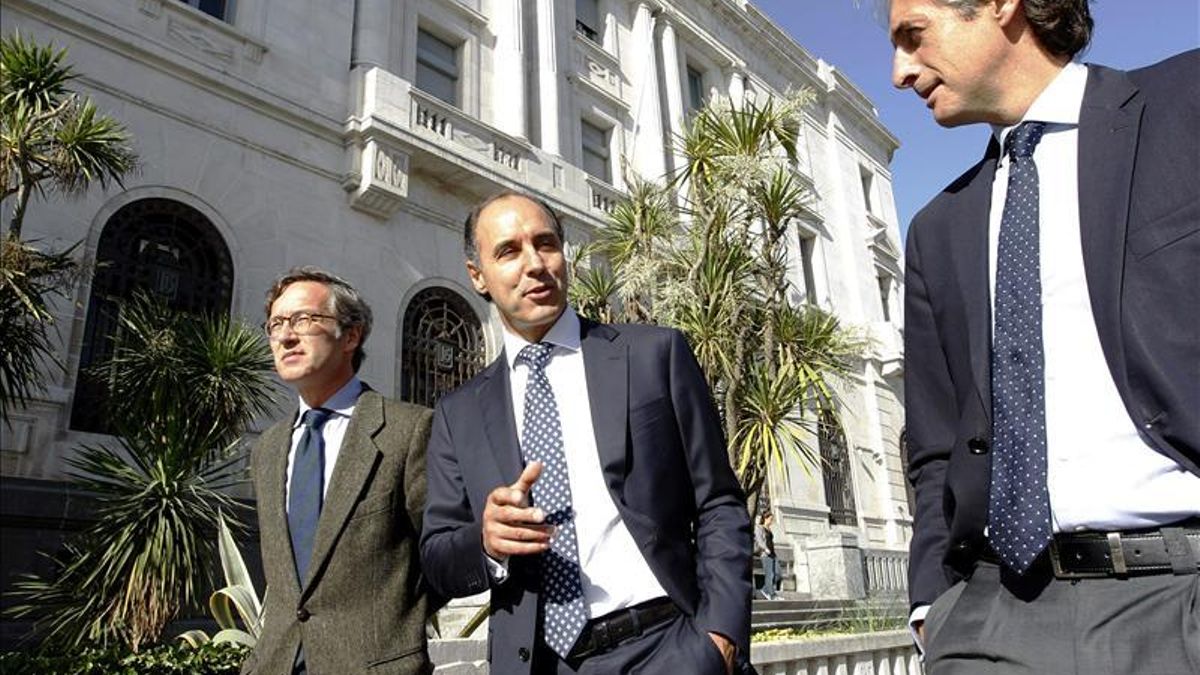José María Lassalle, Ignacio Diego e Íñigo de la Serna, frente al antiguo Banco de España.