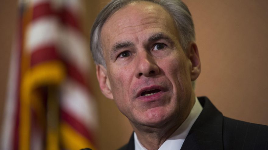 Texas inicia el envío a Nueva York de autobuses con migrantes indocumentados