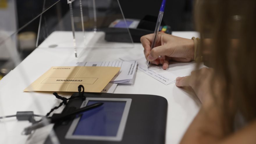 Una mujer cumplimenta la documentación para ejercer el voto por correo en una oficina de Madrid. Oficinas de Correos de grandes ciudades y zonas turísticas abren este fin de semana de forma extraordinaria para facilitar el voto por correo. EFE/ Mariscal