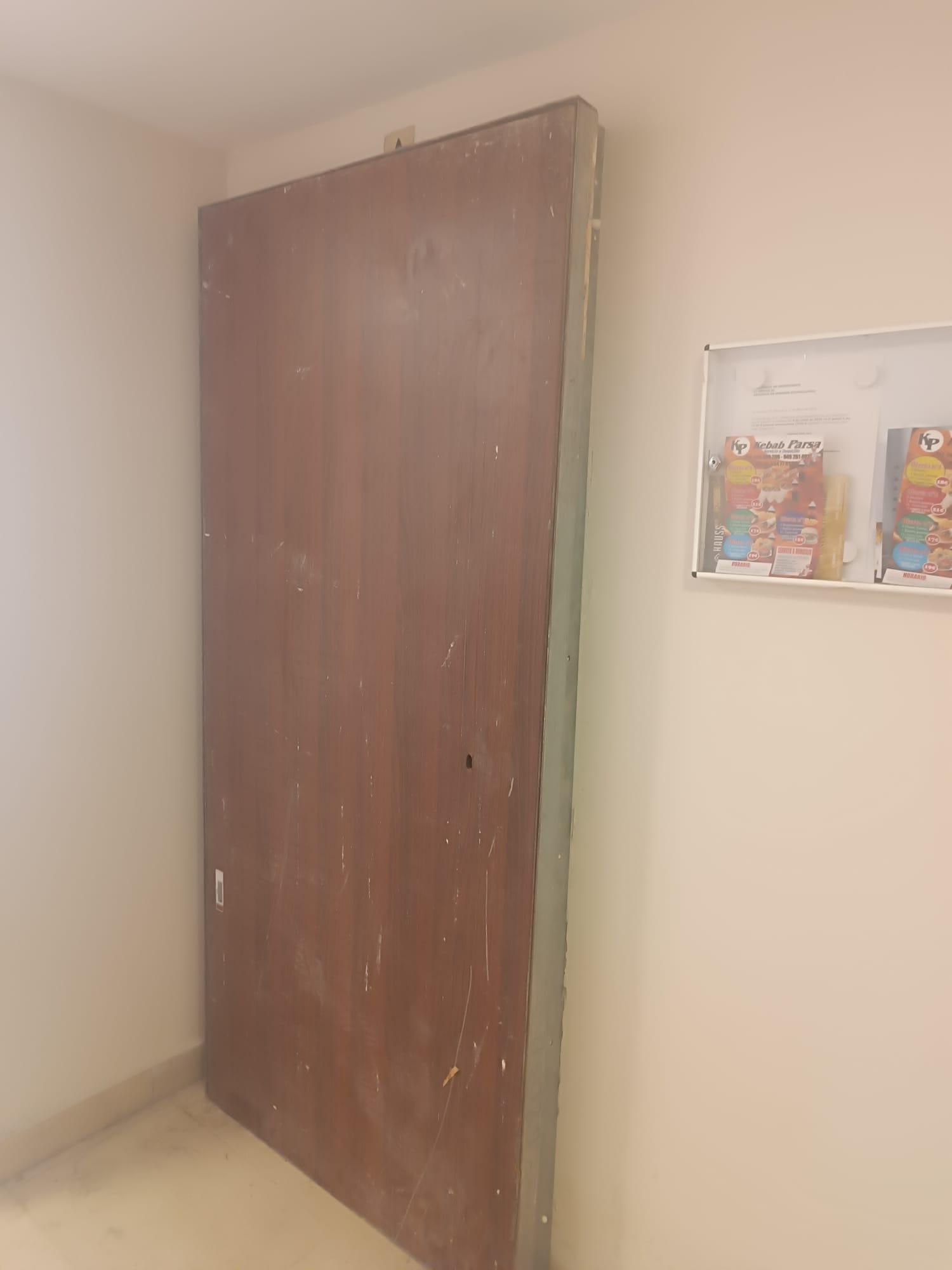 Puerta 'antiokupa' que han instalado individos "sin identificar" y que tapia la vivienda de Angustias Teresa, una madre sola con un hijo de cuatro años que se ha quedado en calle