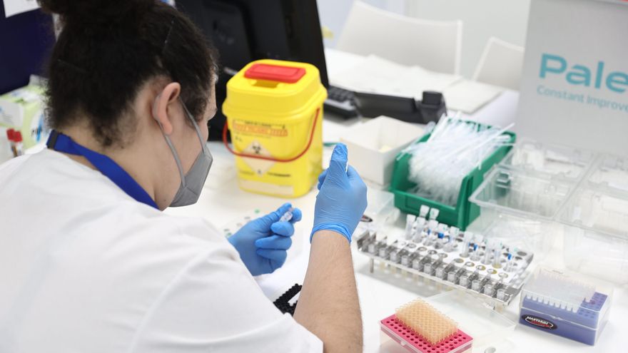 Una técnico de laboratorio trabaja con pruebas PCR en el Laboratorio de Microbiología del Hospital público Gregorio Marañón, a 31 de mayo de 2022, en Madrid (España).