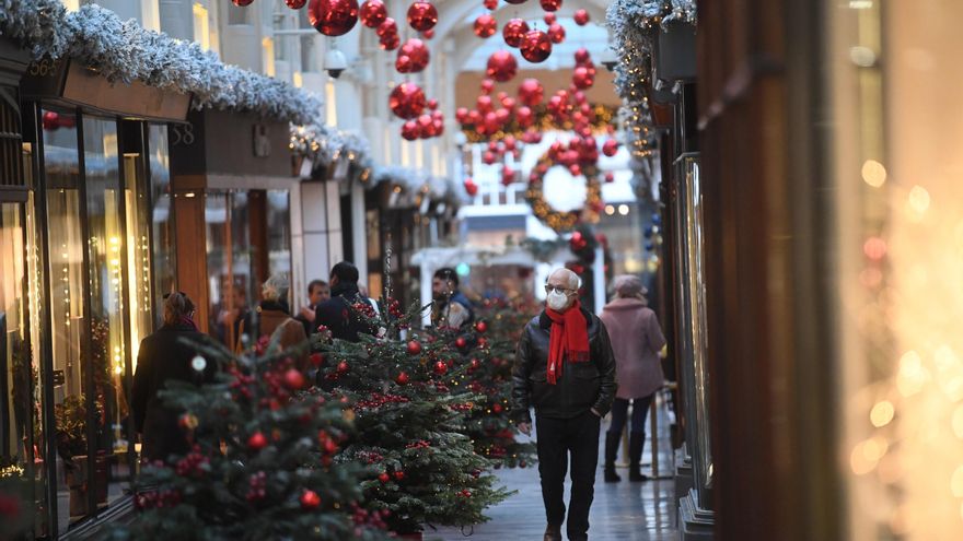London (United Kingdom), 17/12/2020.- Shoppers at the Burlington Arcade in London, Britain, 17 December 2020. The highest tier for coronavirus rules, Tier 3, has been extended across southern England ahead of the Christmas break. British Prime Minister Boris Johnson has urged people to keep Christmas celebrations short and small to reduce the risk of spreading Covid-19 coronavirus over the festive period. (Reino Unido, Londres) EFE/EPA/NEIL HALL