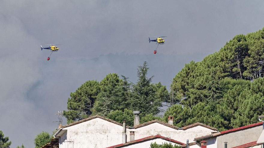 El fuego del sur de Ávila encara la noche con leve mejoría en la lucha para estabilizarlo