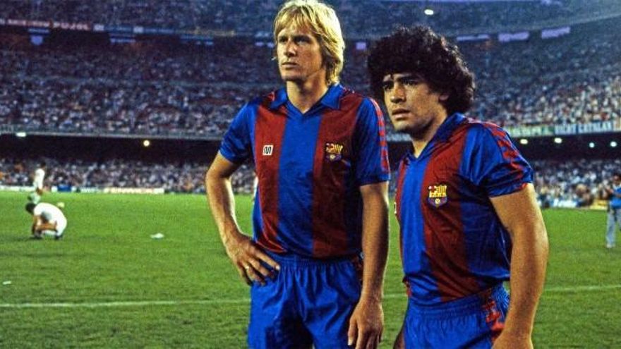 Bernd Schuster y Diego Armando Maradona en el Fútbol Club Barcelona.