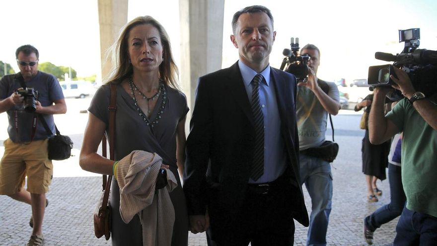 Gerry McCann y su mujer, Kate (izda), padres de la pequeña Madeleine McCann.