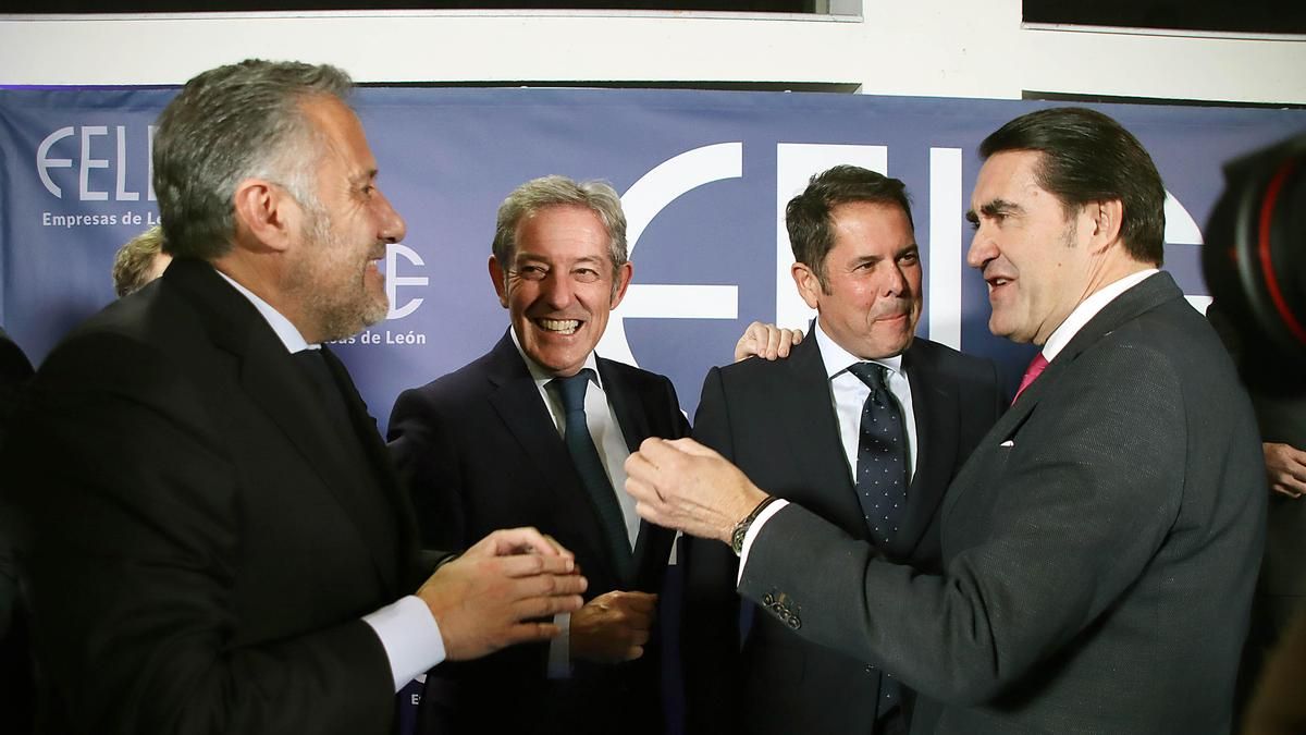 El presidente de las Cortes, Carlos Pollán, habla con el consejero de Medio Ambiente, Juan Carlos Suárez Quiñones.