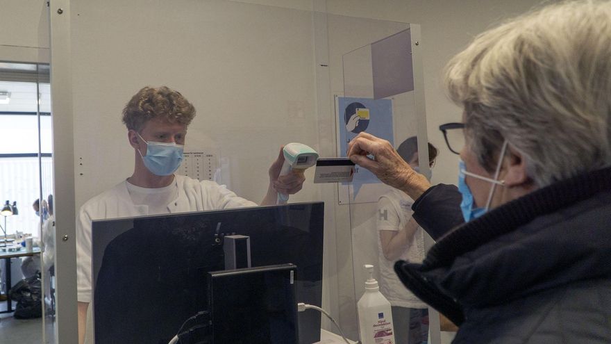 En la entrada del centro de vacunación de Ballerup, se escanea el número de CPR de cada ciudadano. La digitalización del sistema sanitario está siendo una de las claves de la eficiencia del plan de vacunación danés.