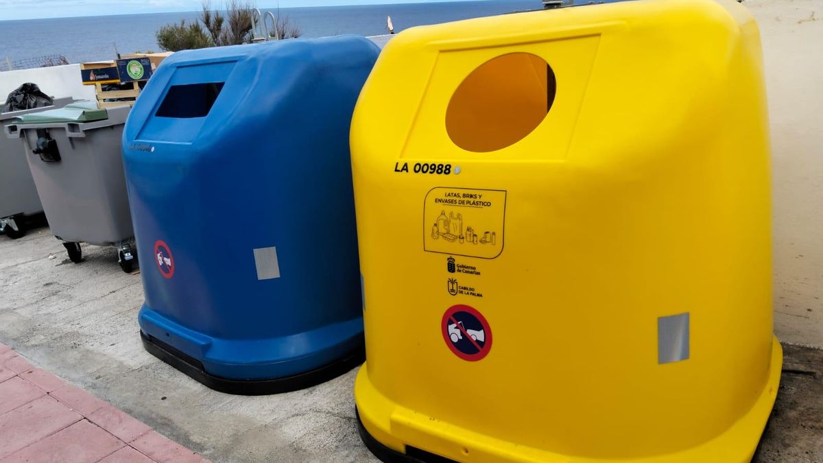 El Cabildo refuerza la recogida selectiva en zonas costeras de La Palma con nuevos contenedores amarillos y azules