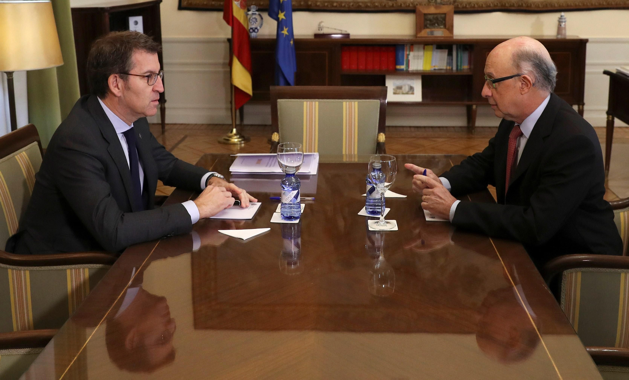 Feijóo y Montoro en una reunión en el Ministerio de Hacienda en enero de 2018.