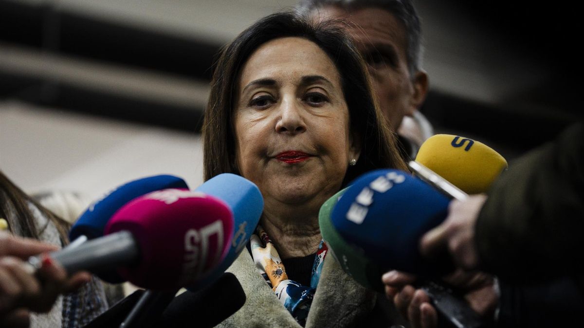 La ministra de Defensa, Margarita Robles, ofrece declaraciones a los medios durante una visita al personal ucraniano que se instruye en el marco de la Operación EUMAM-UA, en la Academia de Infantería, a 21 de enero de 2026, en Toledo