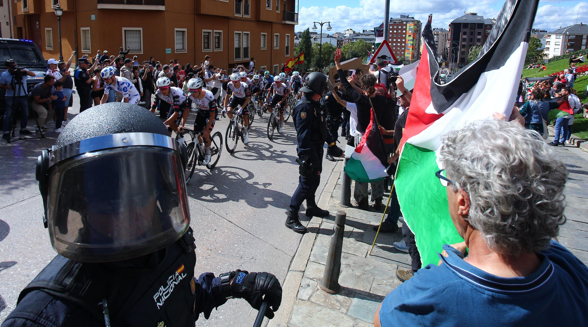 Las imágenes de la protesta contra el genocidio en Gaza ante la Vuelta a su paso por El Bierzo