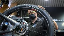 Un empleado trabaja en la tienda Sanferbike, especializada en la reparación y venta de bicicletas, este viernes en Madrid