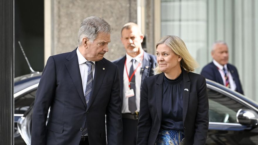 El presidente de Finlandia, Sauli Niinisto, es recibido por la primera ministra sueca, Magdalena Andersson
