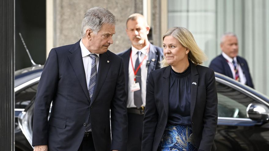 El presidente de Finlandia, Sauli Niinisto, es recibido por la primera ministra sueca, Magdalena Andersson