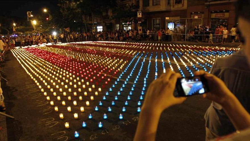 Forman una bandera independentista con 4.000 velas en Barcelona
