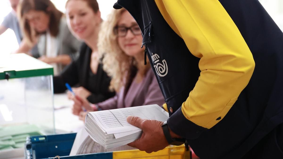 La derecha acusa de "pucherazo" (otra vez): cómo funciona el voto por correo y quién está en la Junta Electoral