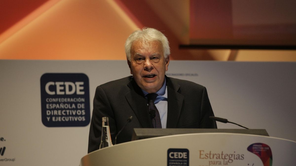 Felipe González apuesta por vincular los salarios a la productividad como clave para competir