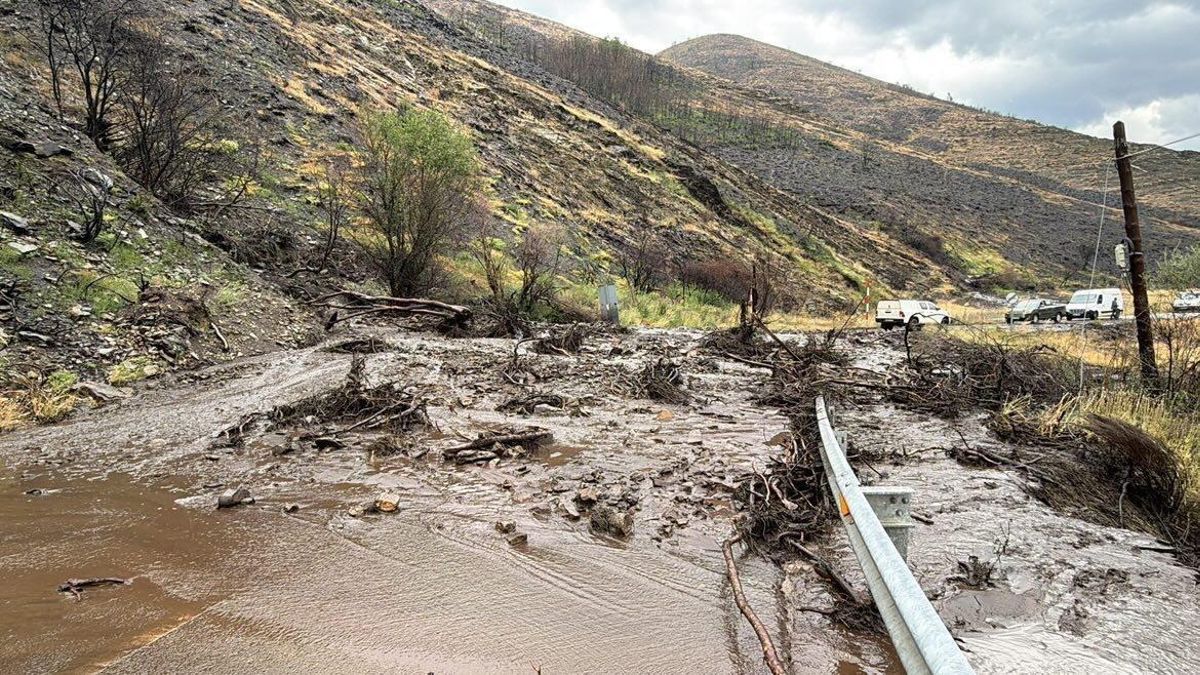 Un desprendimiento en Portilla de la Reina anega la carretera.